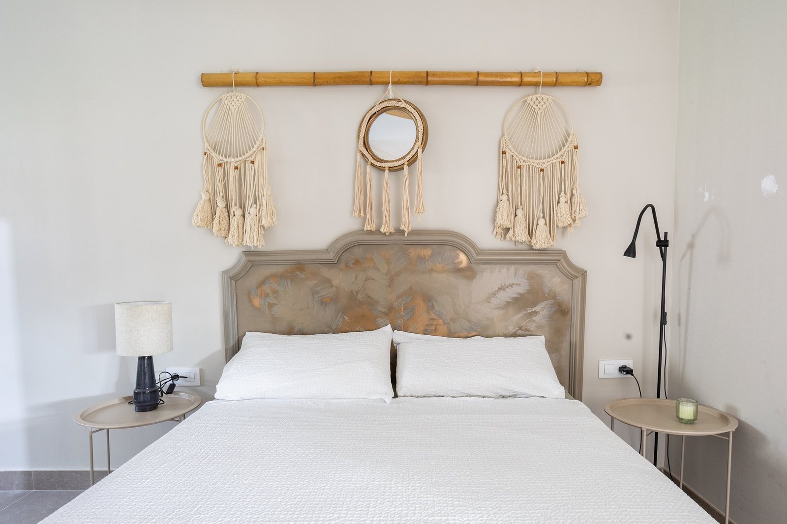 Interior boho del apartamento Bahía con detalles de diseño mediterráneo