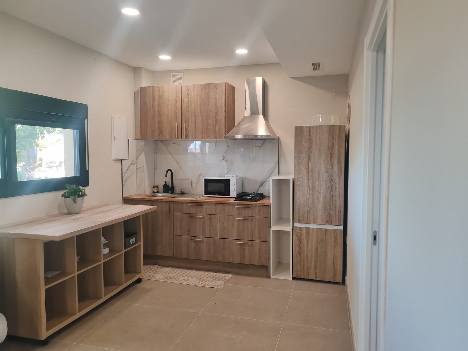 Cocina office del apartamento Bahía con isla y campana de acero