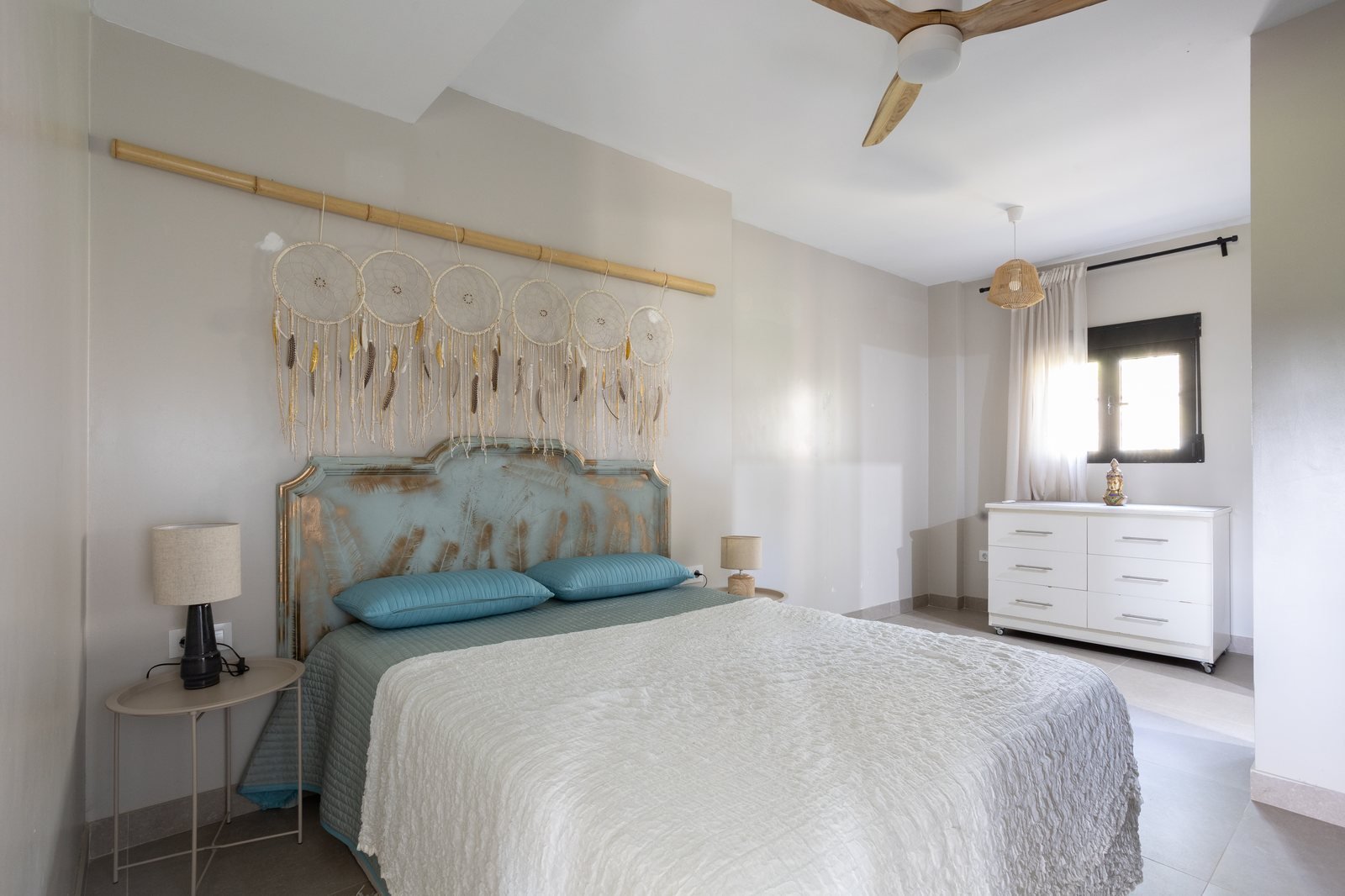 Dormitorio boho del apartamento Bahía