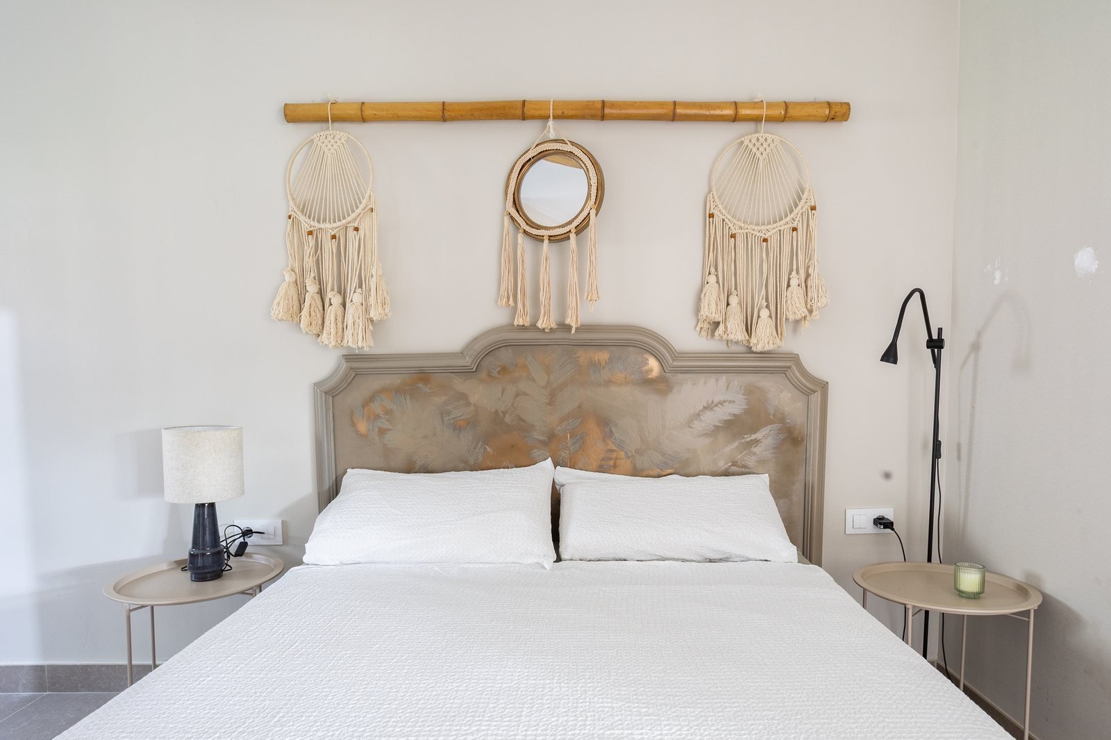 Detalle de macramé artesanal en uno de los apartamentos