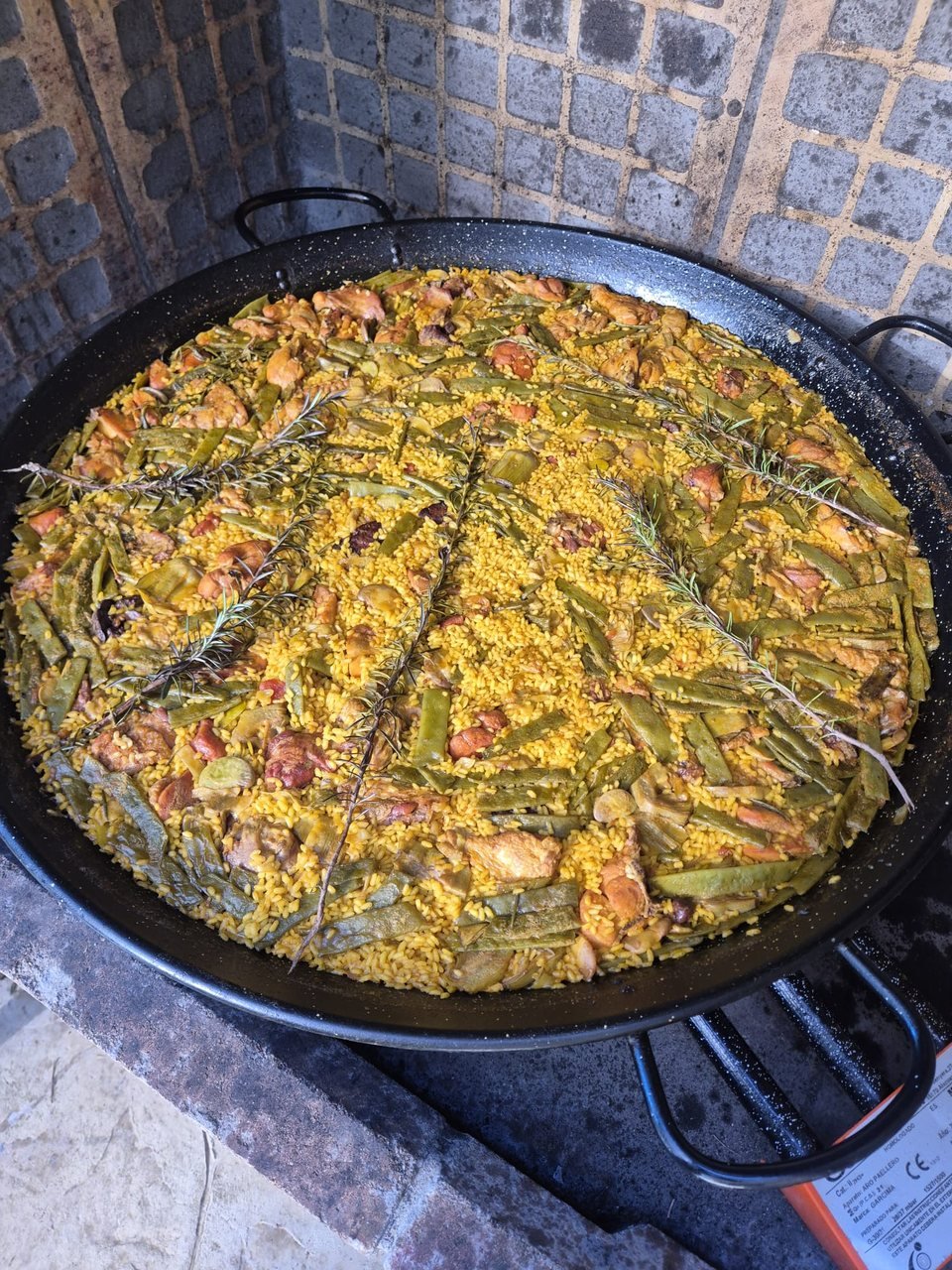 Paella valenciana recién hecha en una celebración en la finca