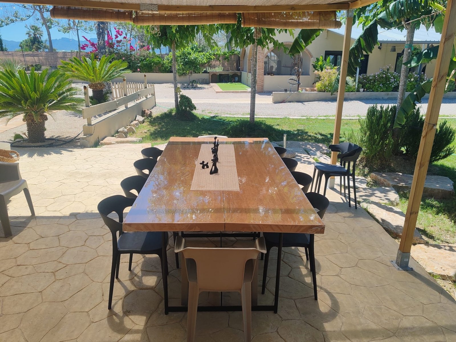 Terraza cubierta de la finca Knattur, donde recibimos a quienes nos visitan