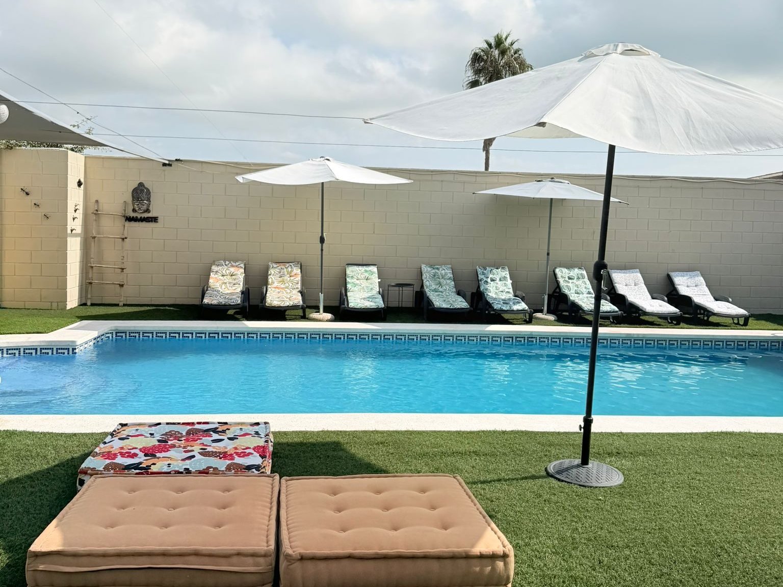 Piscina de la finca Knattur con hamacas y zona de descanso