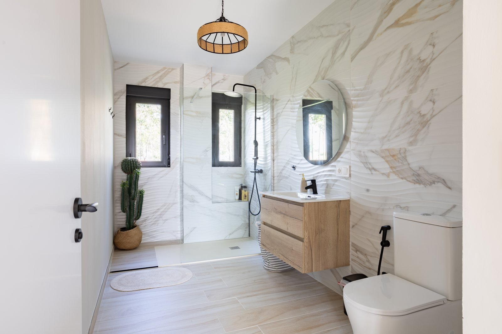 Baño del apartamento Río con ducha y revestimiento de mármol