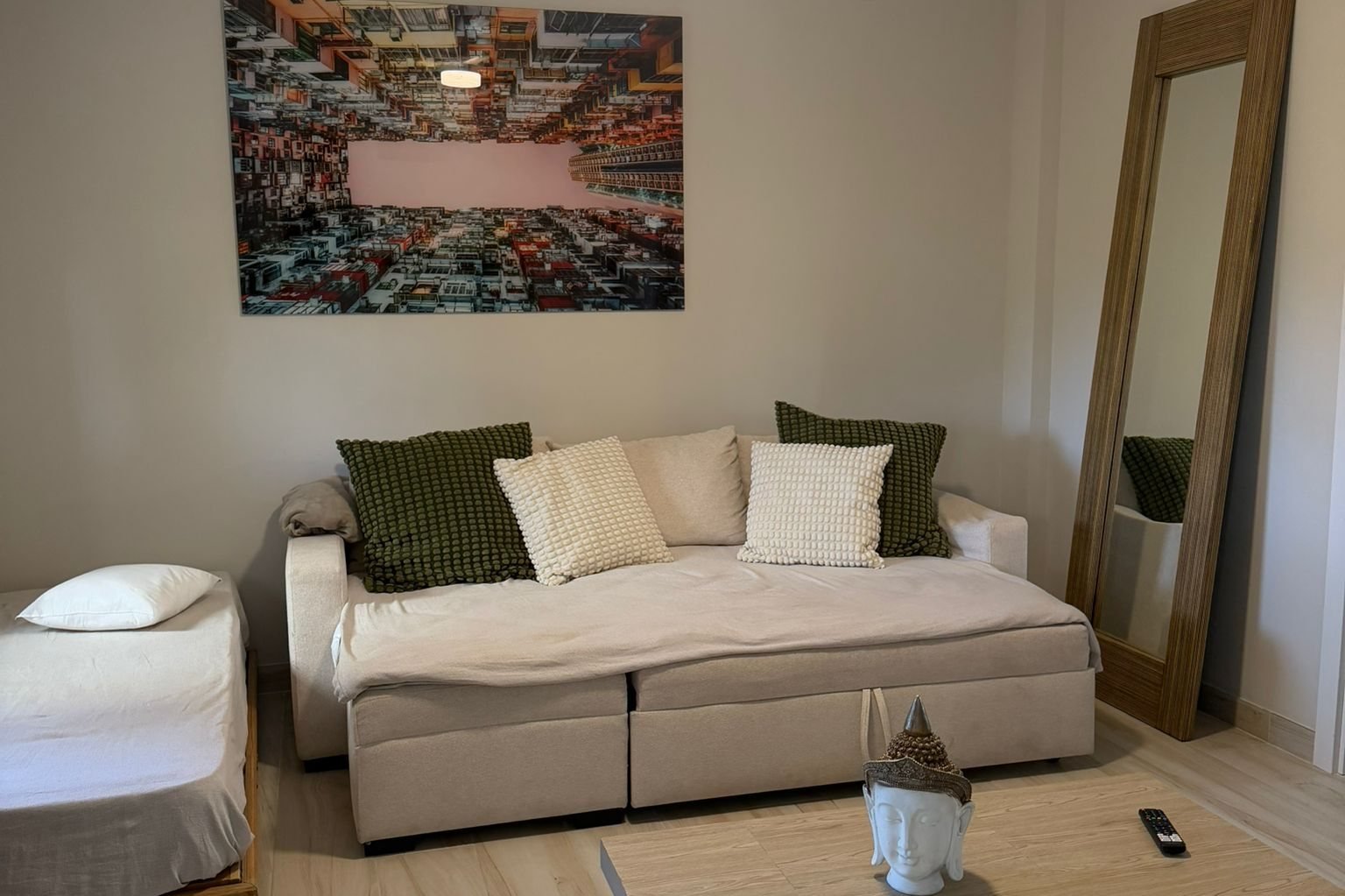 Salón-comedor del apartamento Río con mesa clara para seis y zona de estar al fondo